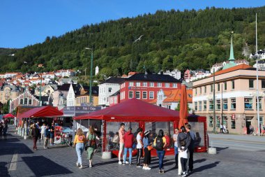BERGEN, NORway - 23 Temmuz 2020: İnsanlar Norveç, Bergen 'in Bryggen ilçesindeki balık pazarını ziyaret ediyor. Burası UNESCO 'nun Dünya Mirası Bölgesi.