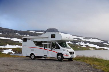 HAUKELIFJELL, NORway - 30 Temmuz 2020: Haukelifjell dağlarında kamp minibüsü tatili, Norveç. 2015 yılında Norveç 'in 8,8 milyon yabancı ziyaretçisi oldu.