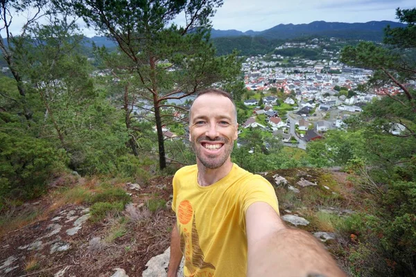 Reiziger Selfie Noorwegen Wandelgebied Bergpad Boven Stad Flekkefjord Openluchtrecreatie Regio — Stockfoto