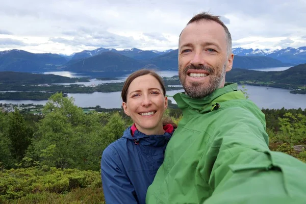 Selfie Turístico Casal Noruega Área Caminhadas Trilha Montanha Acima Cidade — Fotografia de Stock