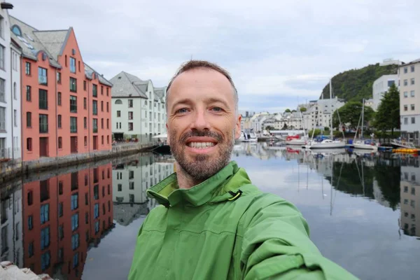 Selfie Viajero Ciudad Alesund Noruega Downtown Alesund Art Nouveau Arquitectura —  Fotos de Stock