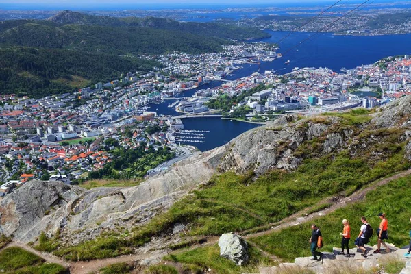 Bergen Norvegia Luglio 2020 Gente Percorre Sentiero Montagna Ulriken Che — Foto Stock