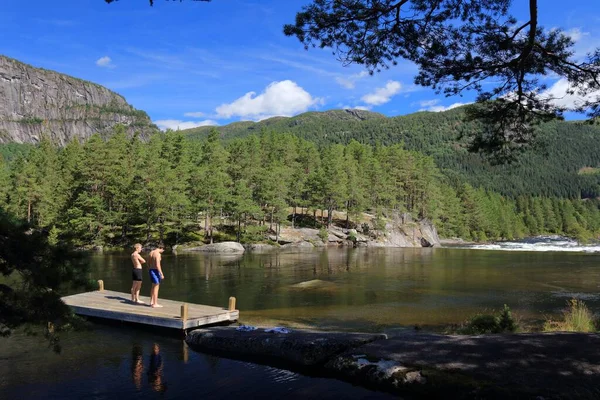 Setesdal Norge Juli 2020 Människor Besöker Badplatsen Vid Floden Otra — Stockfoto