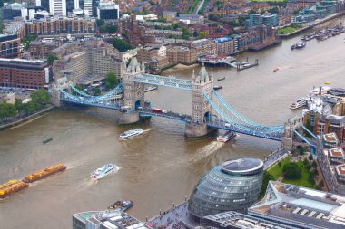 London Tower Bridge ve Thames Nehri ile havadan görünümü.