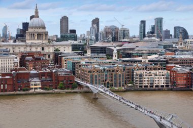 Londra ufuk çizgisi - Saint Paul Katedrali ile şehir manzarası.
