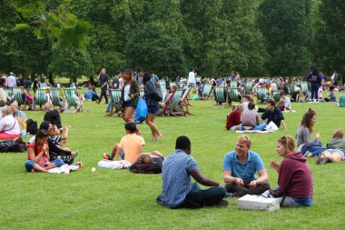LONDON, İngiltere - 9 Temmuz 2016: İnsanlar Londra 'daki Green Park' ta yazın tadını çıkarıyor. Green Park, Londra Kraliyet Parklarından biridir..