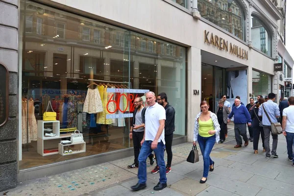 ロンドン イギリス 2016年7月9日 ロンドンのスローン ストリートで人々のショップ スローン通りはケンジントンとチェルシーのロイヤルバラに位置し その高級ブランド店で知られています — ストック写真