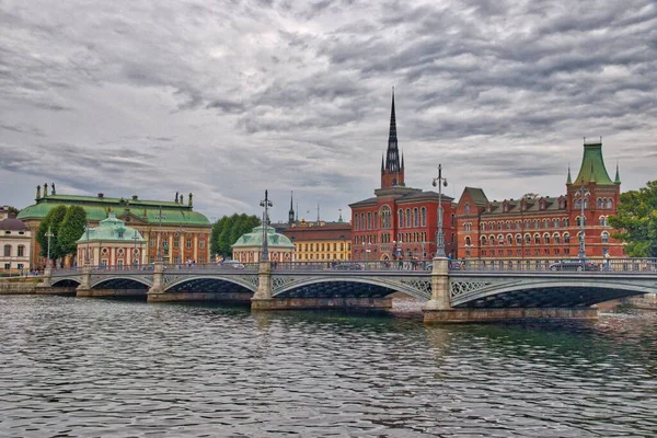 斯德哥尔摩市的天际线在瑞典 Riddarholmen岛海滨与Vasa桥 Vasabron — 图库照片