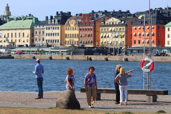 Stockholm Sweden August 2018 Tourists Visit Waterfront Skeppsholmen Island Stockholm — Stock Photo, Image