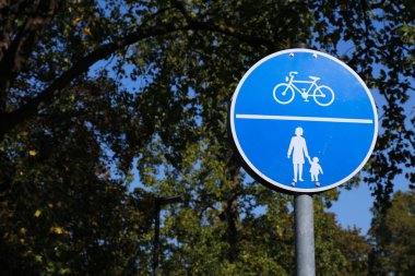 Almanya 'da bisiklet yolu ve yaya yolu tabelası. Almanya, Düsseldorf 'ta bisiklet yolu trafik işareti.
