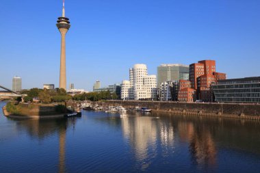 DÜZSELDORF, GERMANY - 19 Eylül 2020: Düsseldorf, Almanya 'da Hafen iline bağlı Skyline. Eski liman bölgesi, modern ticari rezonans bölgesi haline getirildi..