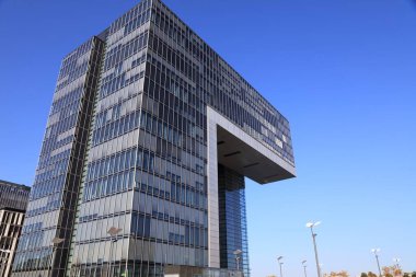 COLOGNE, GERMANY - 21 Eylül 2020: Rheinauhafen şehrinin Skyline 'ı, Almanya. Kentsel yenilenme projesinde eski liman alanı 2011 yılında yeniden geliştirildi..