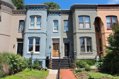 WASHINGTON DC, ABD - 14 Haziran 2013: Washington DC 'deki kamu caddesinden Capitol Hill' in yerleşik mimarisi gösterildi. 2012 yılında ABD başkentini 18,9 milyon turist ziyaret etti..