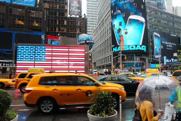 Нью Йорк Сша Июня 2013 Года Желтые Такси Едут Дождем — стоковое фото
