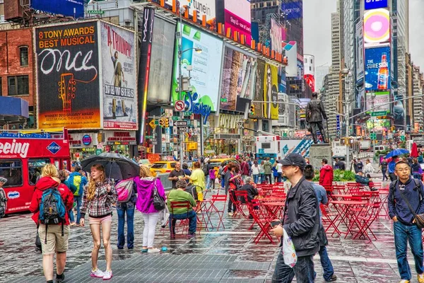 美国纽约 2013年6月10日 人们在雨中参观纽约时代广场 时代广场每年有超过三千九百万游客 它是曼哈顿中城的一个重要地标 — 图库照片