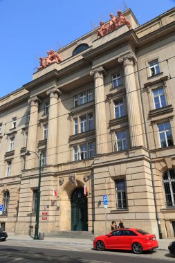 KRAKOW, POLAND - 28 AUGust 2018: Narodowy Bank Polski (Polonya Ulusal Bankası) ve Urzad Komisji Nadzoru Finansowego (Mali Denetim Dairesi) Krakow 'da.