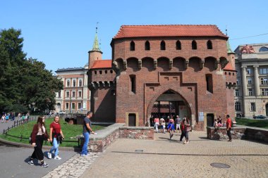 KRAKOW, POLAND - 28 AĞUSTOS 2018: İnsanlar Polonya 'nın Krakow kentindeki Barbika kalesini ziyaret ediyor. Krakow Tarihi Merkezi UNESCO 'nun Dünya Mirasları Alanıdır..