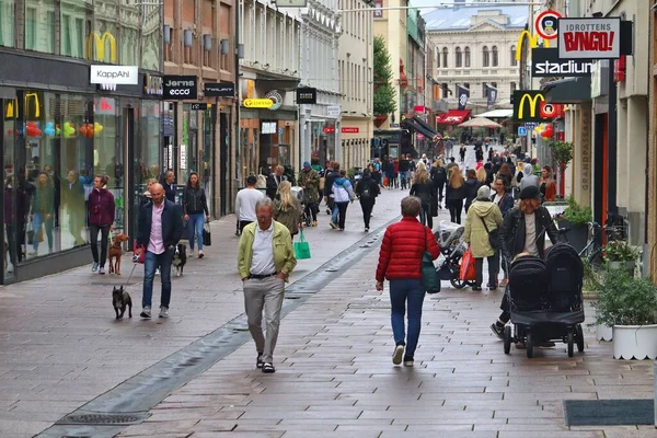 Gothenburg Sweden Серпня 2018 Люди Купують Вулиці Kungsgatan Гетеборзі Швеція — стокове фото