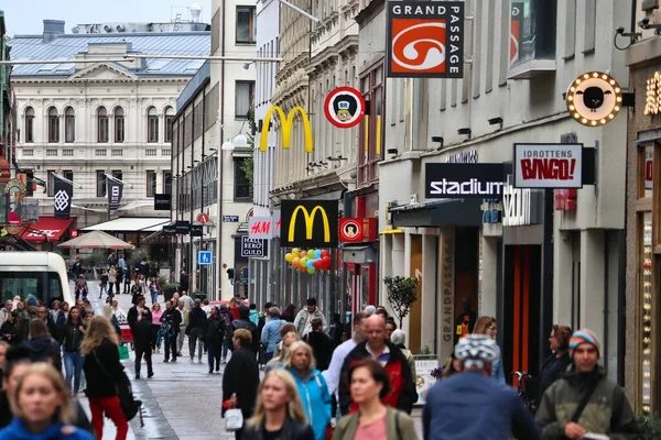 Gothenburg Sweden 2018年8月27日 スウェーデンのヨーテボリにあるKungsgatan通りにある人々のショップ ヨーテボリはスウェーデンで2番目に大きな都市で 首都圏には100万人の住民がいる — ストック写真