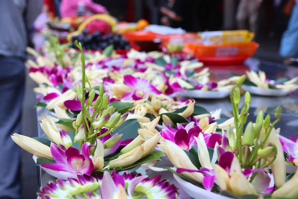 台湾の寺院での花の提供 台北市龍山寺 — ストック写真