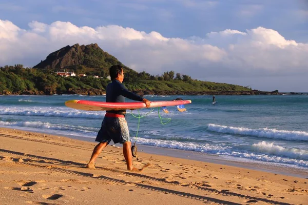 Kenting Taiwan November 2018 Surfer Közeledik Hullámok Kenting Beach Tajvan — Stock Fotó