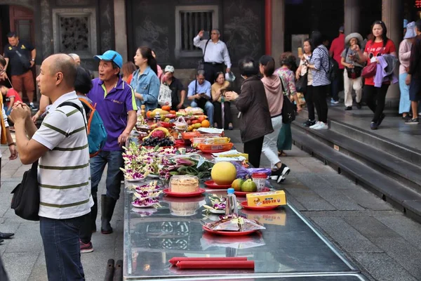 Taipei Tajwan Grudzień 2018 Ludzie Zostawiają Jedzenie Przy Stole Świątyni — Zdjęcie stockowe