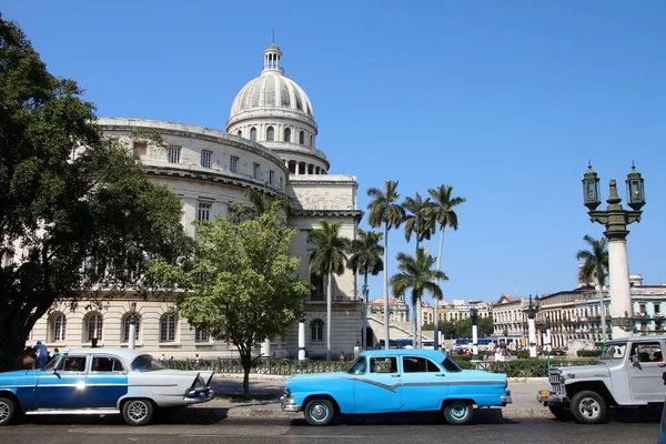Хавана Куба Февраля 2011 Года Старые Автомобили Припаркованы Гаване Куба — стоковое фото