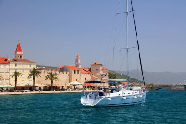 TROGIR, CROATIA - 23 Haziran 2021: Bot Trogir, Hırvatistan 'ı ziyaret etti. Trogir, Dalmaçya 'da UNESCO Dünya Mirası Alanı olarak listelenen bir ortaçağ kentidir..