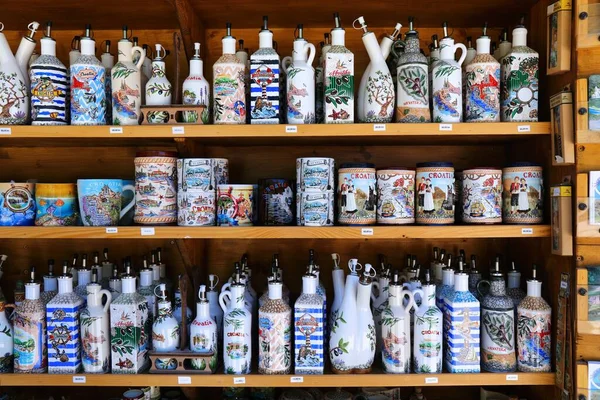 Skradin Croazia Giugno 2021 Tazze Souvenir Bottiglie Olio Oliva Nella — Foto Stock