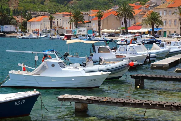 Vis Croatia 2021年6月22日 Vis老城的地方港口 2018年 克罗地亚有1 840万游客 — 图库照片