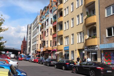 BERLİN, GERMANY - 26 AĞUSTOS 2014: Berlin 'in Kreuzberg bölgesinin Wrangelkiez bölgesinde insanlar ziyaret ediyor. 2014 yılında 11.3 milyon konuk Berlin 'i ziyaret etti.