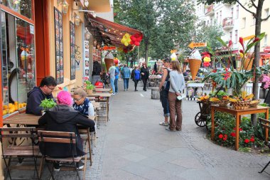 BERLİN, GERMANY - 26 AĞUSTOS 2014: Berlin 'in Kreuzberg bölgesinin Wrangelkiez bölgesinde insanlar akşam yemeği yiyor. 2014 yılında 11.3 milyon konuk Berlin 'i ziyaret etti.