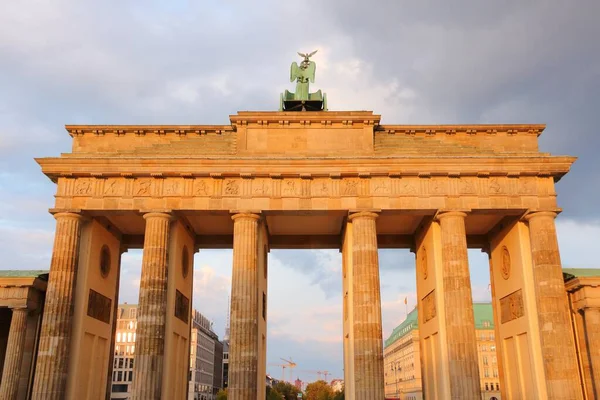 Berlin Gün Batımı Manzarası Almanya Başkent Simgesi Brandenburg Kapısı — Stok fotoğraf