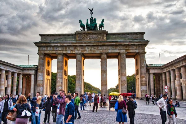 Berlín Alemania Agosto 2014 Gente Visita Puerta Brandeburgo Berlín Berlín — Foto de Stock