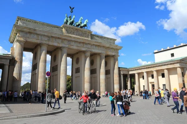 Берлин Германия Августа 2014 Года Люди Посещают Бранденбургские Ворота Берлине — стоковое фото