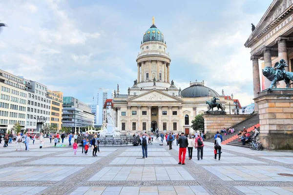 Berlin Γερμανία Αυγούστου 2014 Άνθρωποι Επισκέπτονται Την Πλατεία Gendarmenmarkt Στο — Φωτογραφία Αρχείου