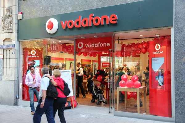 Hamburg Tyskland Augusti 2014 Människor Besöker Vodafone Mobiltelefonbutik Hamburg Vodafone — Stockfoto