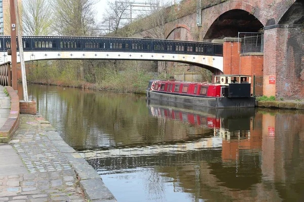 Manchesterkanaler Storbritannien Historisk Slottsbygd Vattenvägsområde Med Smalspåriga Båtar — Stockfoto