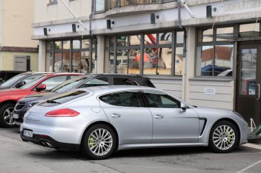 HAUGESUND, NORway - 22 Temmuz 2020: Porsche Panamera hibrit tam ölçekli lüks araba Norveç 'te park edildi. Norveç 'te kayıtlı 2.8 milyon araç bulunmaktadır (2019).