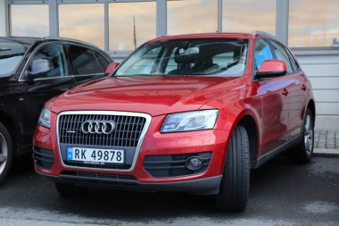 HAUGESUND, NORway - 22 Temmuz 2020: Audi Q3 Quattro SUV arabası Norveç 'te park edildi. Norveç 'te kayıtlı 2.8 milyon araç bulunmaktadır (2019).