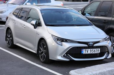 FLEKKEFJORD, NORway - 19 Temmuz 2020: Toyota Corolla hibrit steyşın araba Norveç 'te park edildi. Norveç 'te kayıtlı 2.8 milyon araç bulunmaktadır (2019).