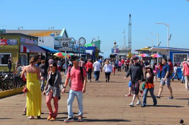 Santa Monica, Birleşik Devletler - 6 Nisan 2014: İnsanlar Santa Monica, Kaliforniya 'daki rıhtımı ziyaret ediyor. 2012 itibariyle Los Angeles 'ın dışından yılda 7 milyondan fazla ziyaretçi Santa Monica' yı ziyaret etti..