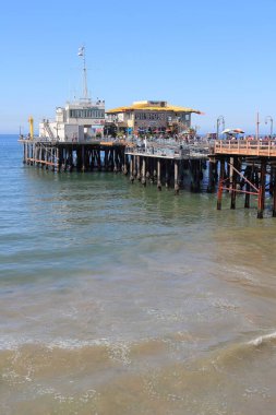 Santa Monica, Birleşik Devletler - 6 Nisan 2014: İnsanlar Santa Monica, Kaliforniya 'daki rıhtımı ziyaret ediyor. 2012 itibariyle Los Angeles 'ın dışından yılda 7 milyondan fazla ziyaretçi Santa Monica' yı ziyaret etti..