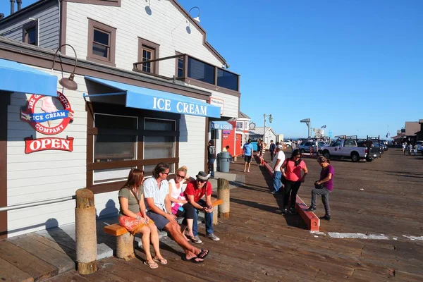 Santa Barbara United States April 2014 People Visit Stearns Wharf — Stock Photo, Image