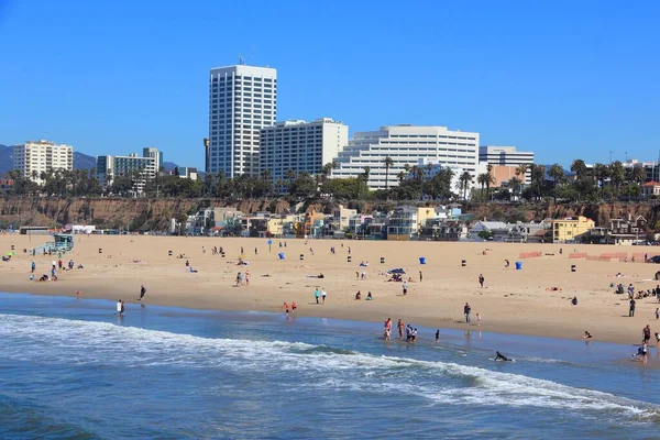 米国サンタモニカ エイプリル社2014年6月6日 カリフォルニア州サンタモニカのビーチに人々が訪れます 2012年時点で La郡外から700万人以上の観光客が毎年サンタモニカを訪れた — ストック写真