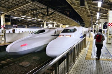 TOKYO, JAPONYA - 28 Kasım 2016: Tokyo İstasyonu, Japonya 'da Shinkansen Tokaido mermi treni. Tokaido yolu Hikari ve Nozomi Shinkansen trenleri tarafından kullanılıyor..