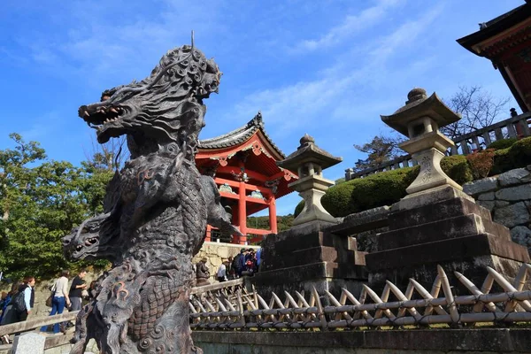 Kyoto Japan Listopad 2016 Ludzie Chodzą Przez Rzeźbę Smoka Dzwonnicę — Zdjęcie stockowe