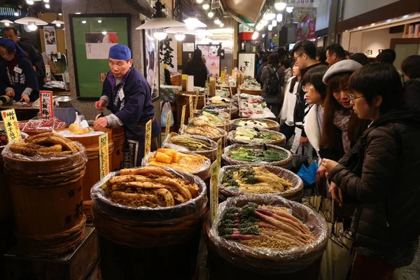 2016年11月27日 人们参观日本京都的Nishiki市场 Nishiki是京都一个受欢迎的传统粮食市场 — 图库照片