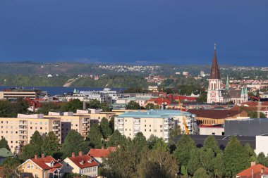 İsveç 'te Vattern Gölü' yle Jonkoping kasabasının silueti. Jonkoping, İsveç.