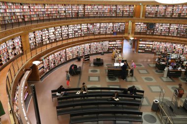STOCKHOLM, SWEDEN - 22 Ağustos 2018: İnsanlar Stockholm Halk Kütüphanesi 'nin (Stadsbiblioteket) yuvarlak binasını ziyaret ediyorlar. Kütüphane 1928 'de açıldı..